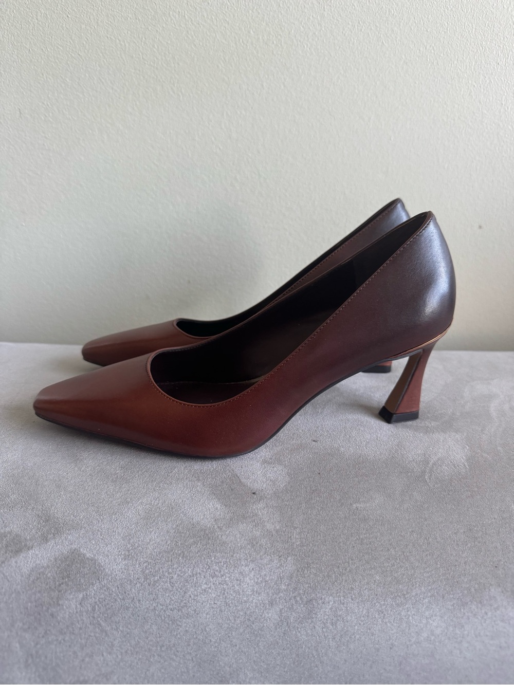 New never worn Vince Camuto Chestnut Brown Leather Pointed Pumps - Picture 2 of 4